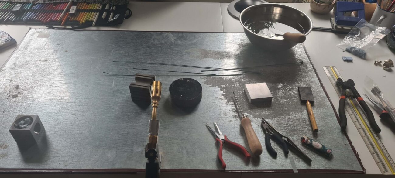 Arbeitsplatz für Mikromosaik-Herstellung mit diverse Werkzeugen