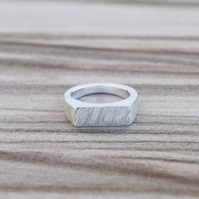 schlichter massiver Silberring mit Sägestruktur