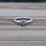 Silberring mit grauem indischen Mondsteincabochon und Applikationen in Form von Blättern