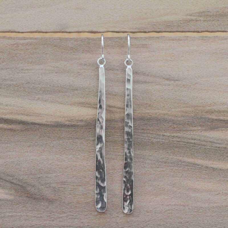 Schlichte lange Silberohrhänger mit Hammerschlag