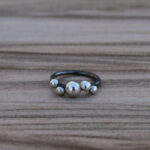 Geschwärzter Silberring mit unregelmäßigen Kugeln