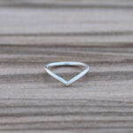 Ganz zarter Silberring in geschwungener V-Form