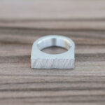 Massiver Silberring in U-Form mit Sägestruktur